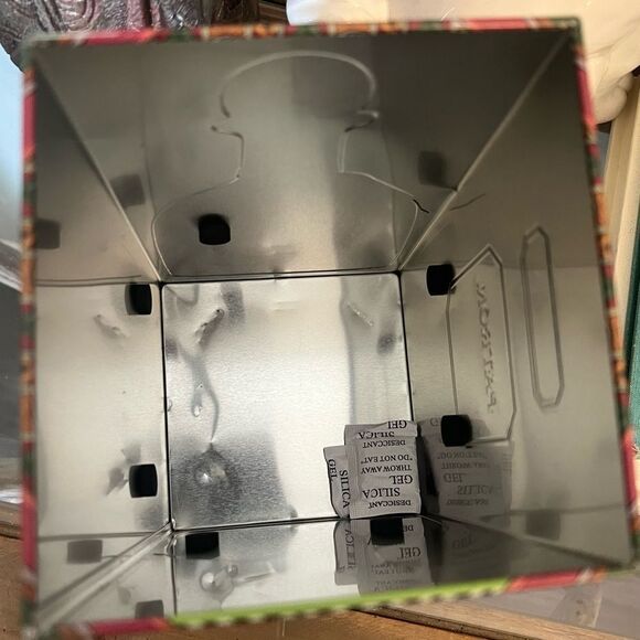 Silver Patron Special Edition F1 Sergio PerezTequila tin Gift decanter. - Picture 4 of 6